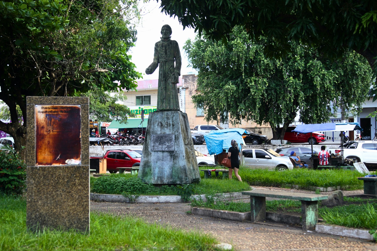 Praça Rodrigues dos Santos displays a statue of Father João Felipe Betendorf, Santarém’s founder.