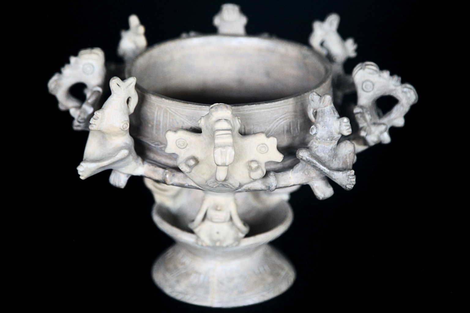 An Indigenous vase unearthed in Santarém, part of the ceramics collection of the Goeldi Museum in Belém, sculpted with details that seem to change shape when you turn the vase.