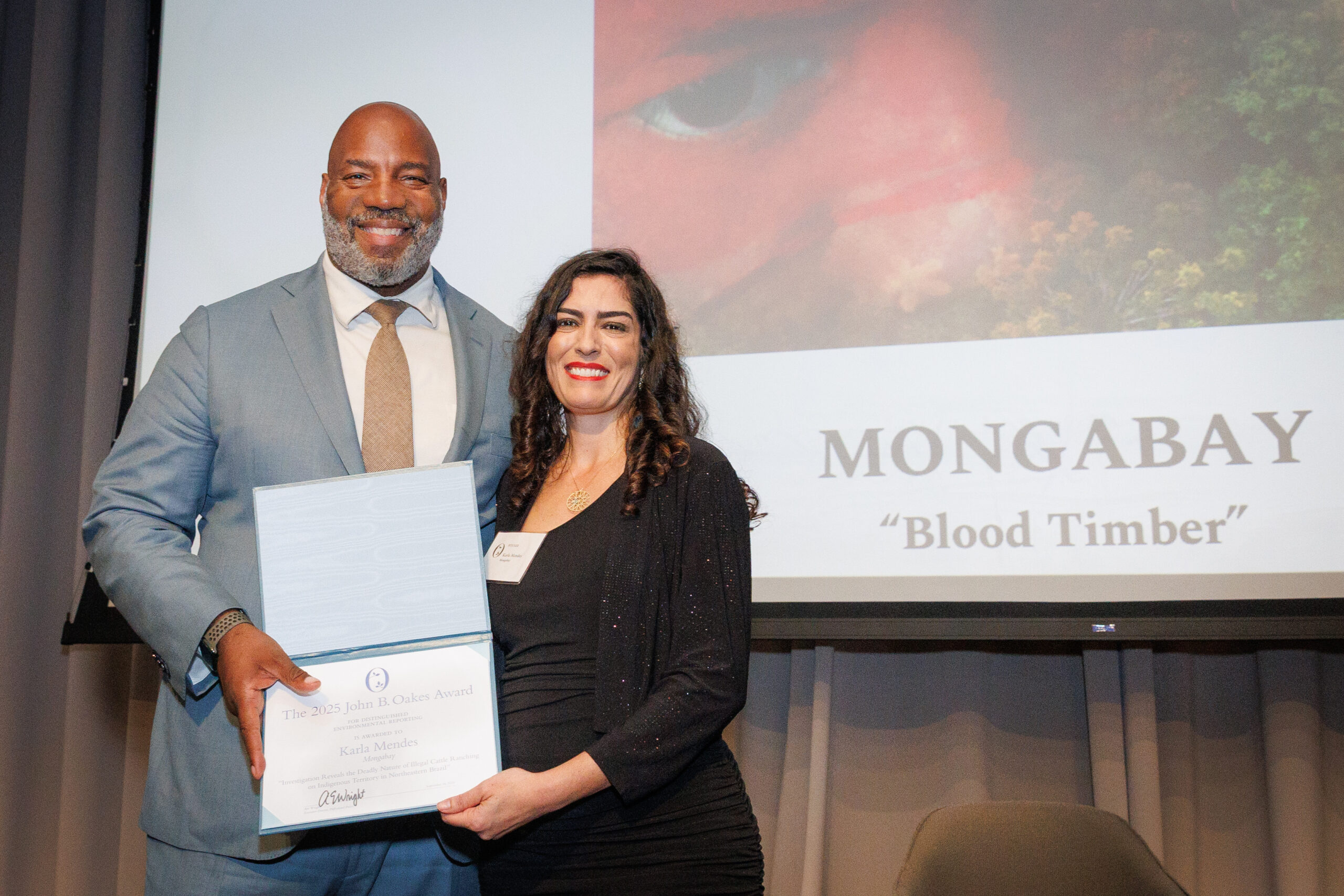 Mongabay journalist Karla Mendes receives the 2025 John B. Oakes award on Sept. 18. Image courtesy of Sirin Samman.