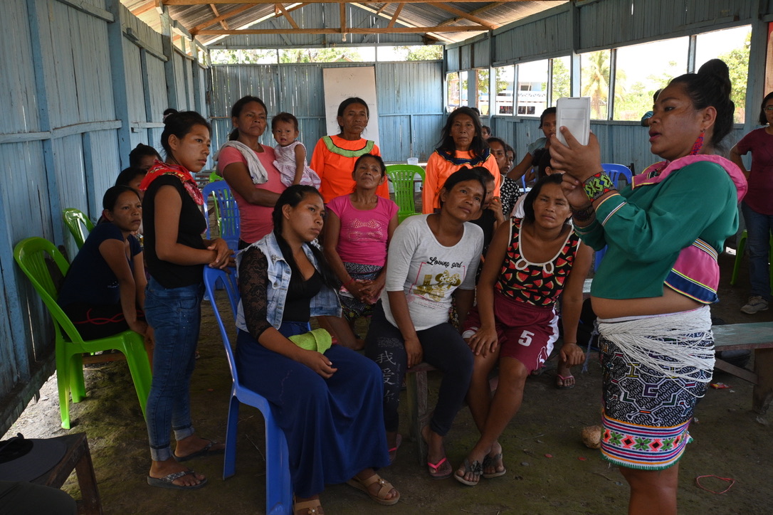 Mirian Sánchez, from the Shipibo community and a forest monitoring instructor, explains to women in Peru’s San José de Pacache community how technology-based forest protection works. Image courtesy of Rainforest Foundation US.