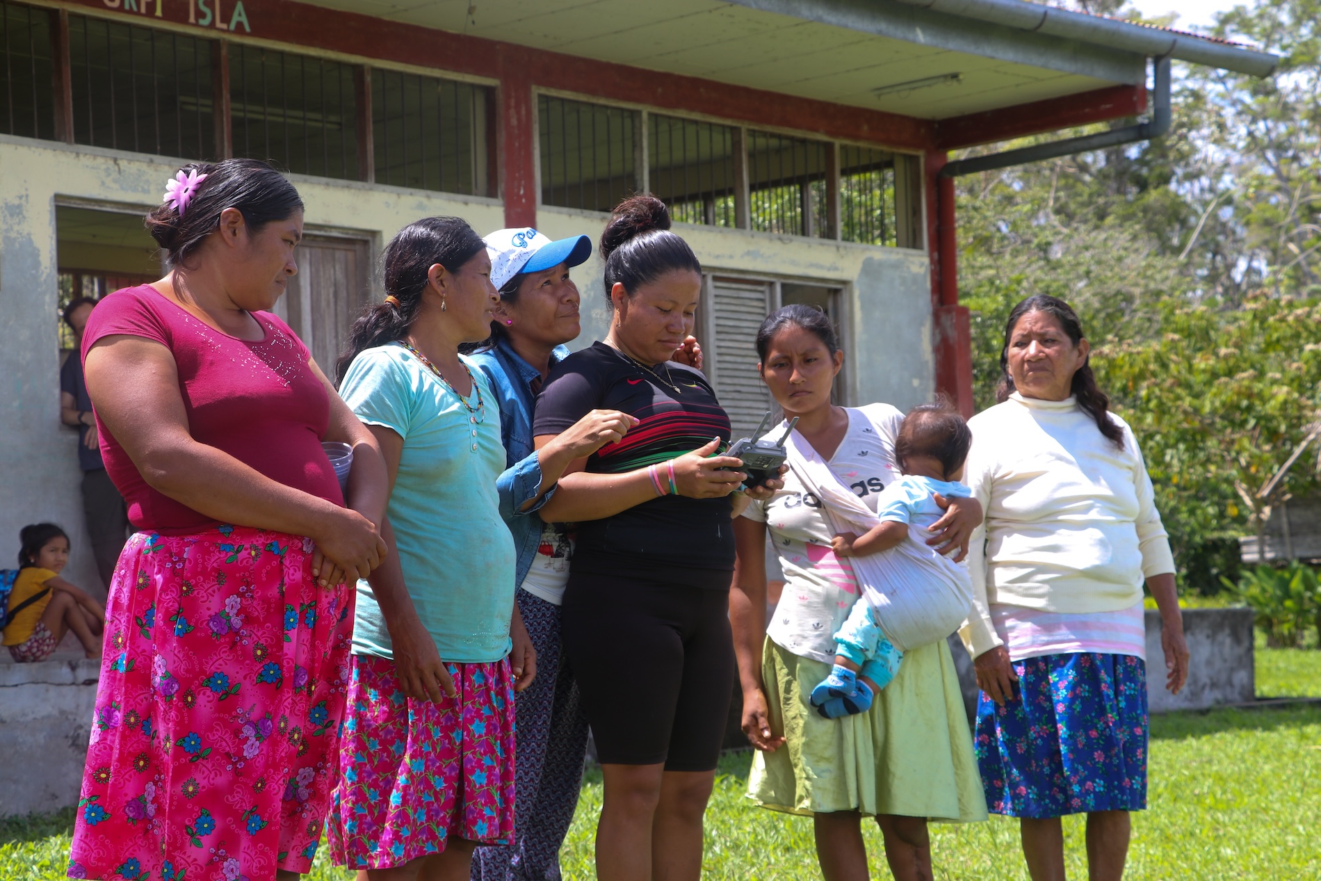 In the Napo River Basin, Rubio meets with women from the Kichwaruna Wankurina Organization of Alto Napo (ORKIWAN) to share how technology can help protect their territories. Image courtesy of Pamela Huerta/Rainforest Foundation US.