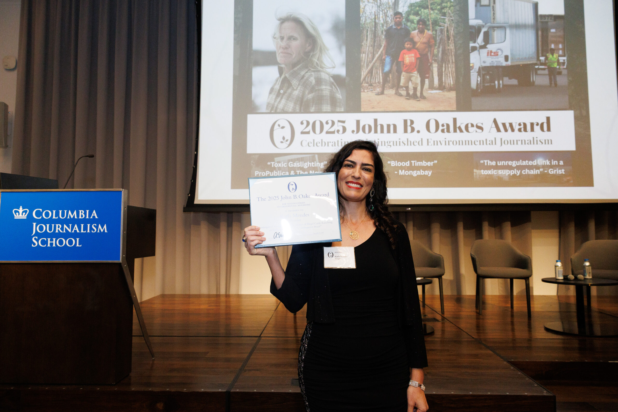 Karla Mendes, repórter investigativa da Mongabay, recebe o John B. Oakes Award for Distinguished Environmental Journalism (Prêmio John B. Oakes de Excelência em Jornalismo Ambiental), em 18 de setembro. Foto: Sirin Samman/Oakes Award.