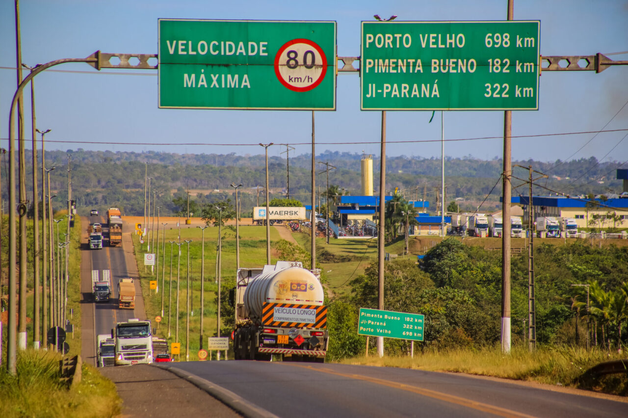 BR-364 paved the way for the widespread conversion of Amazon Rainforest in Rondônia into land for agriculture and cattle ranching. Image courtesy of Cleber Carvalho/Ministério dos Transportes.