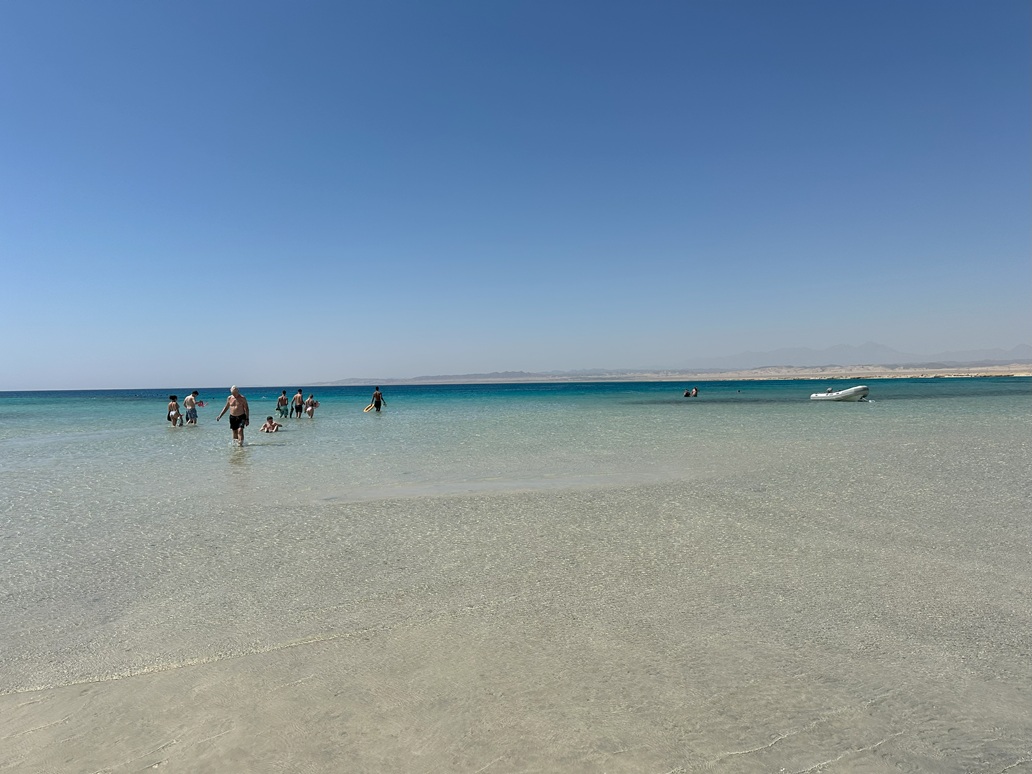 The access to the reef from Ras Hankorab is shallow and sandy. Image by Mongabay.