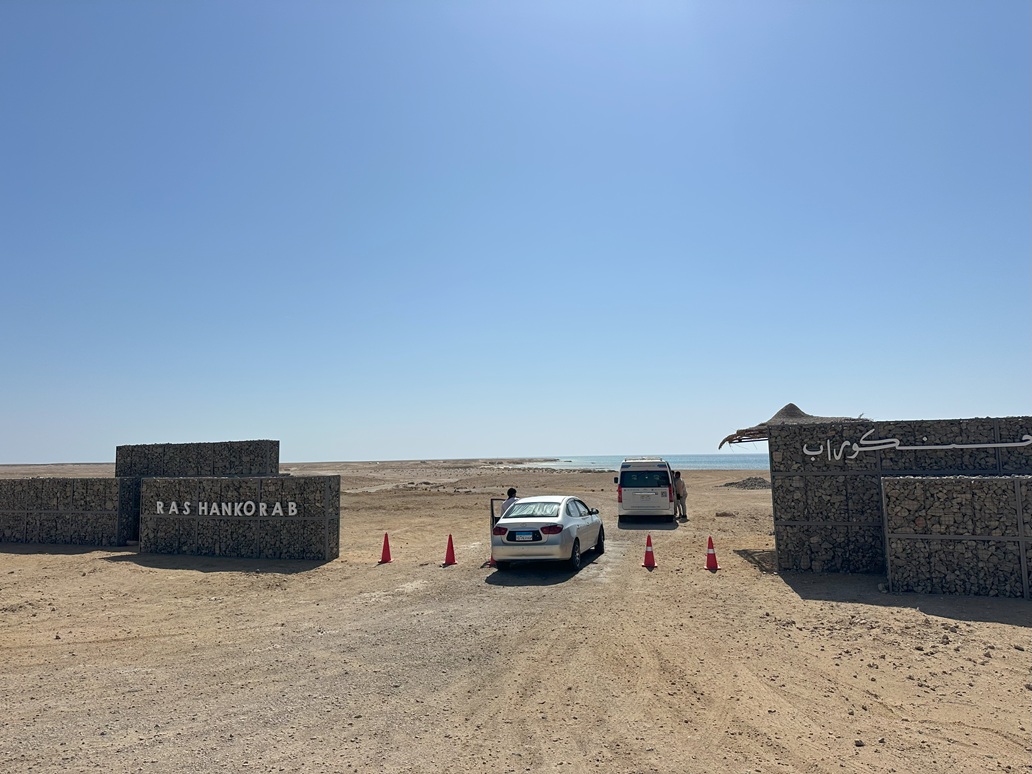 The new gate reportedly put up by Impact for Tourism Investments and the ticket booth, where guards wearing “Ras Hankorab Beach” uniforms charged $10 entry fees. Image by Mongabay.