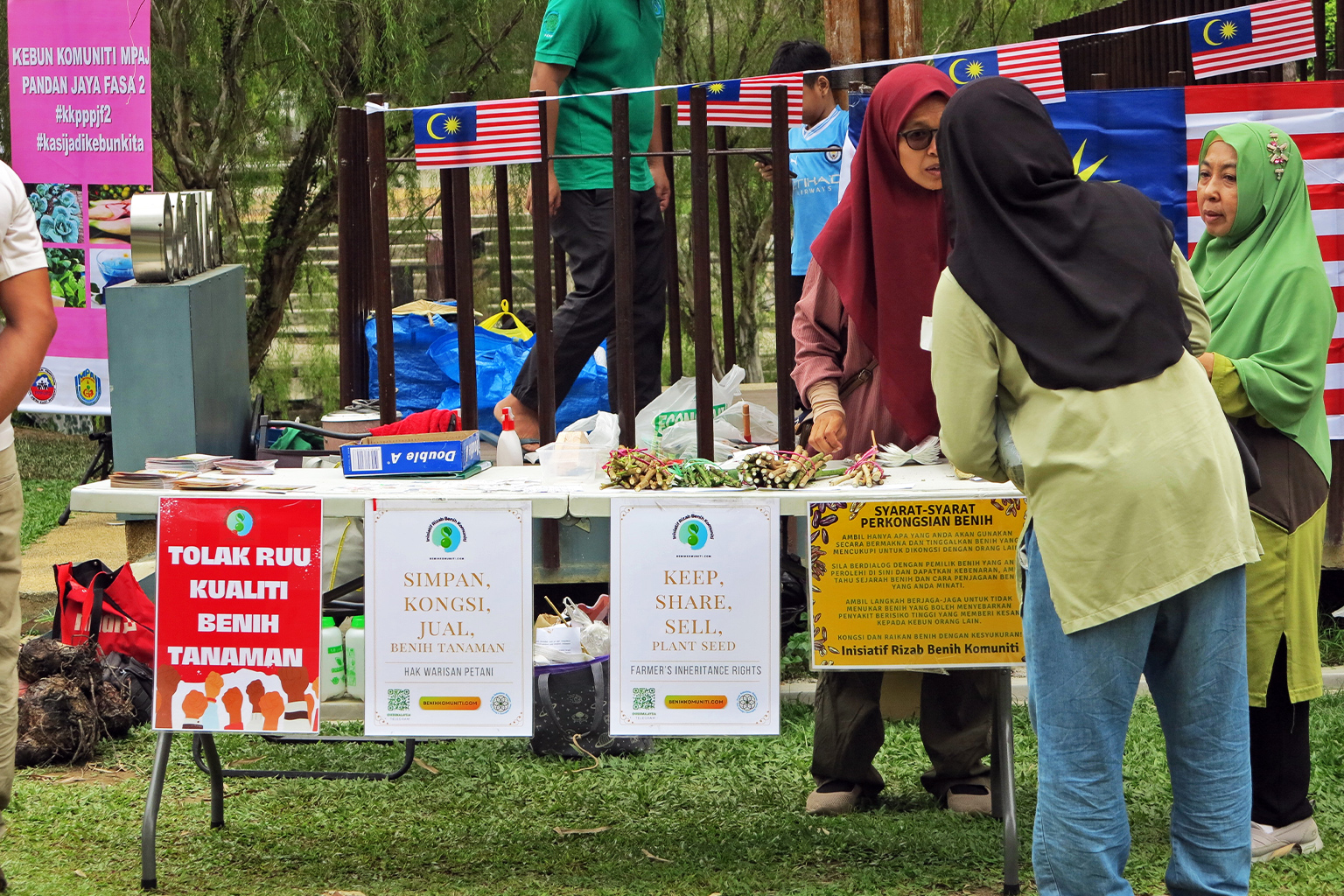 Independent farmers seed sharing at the mini carnival.