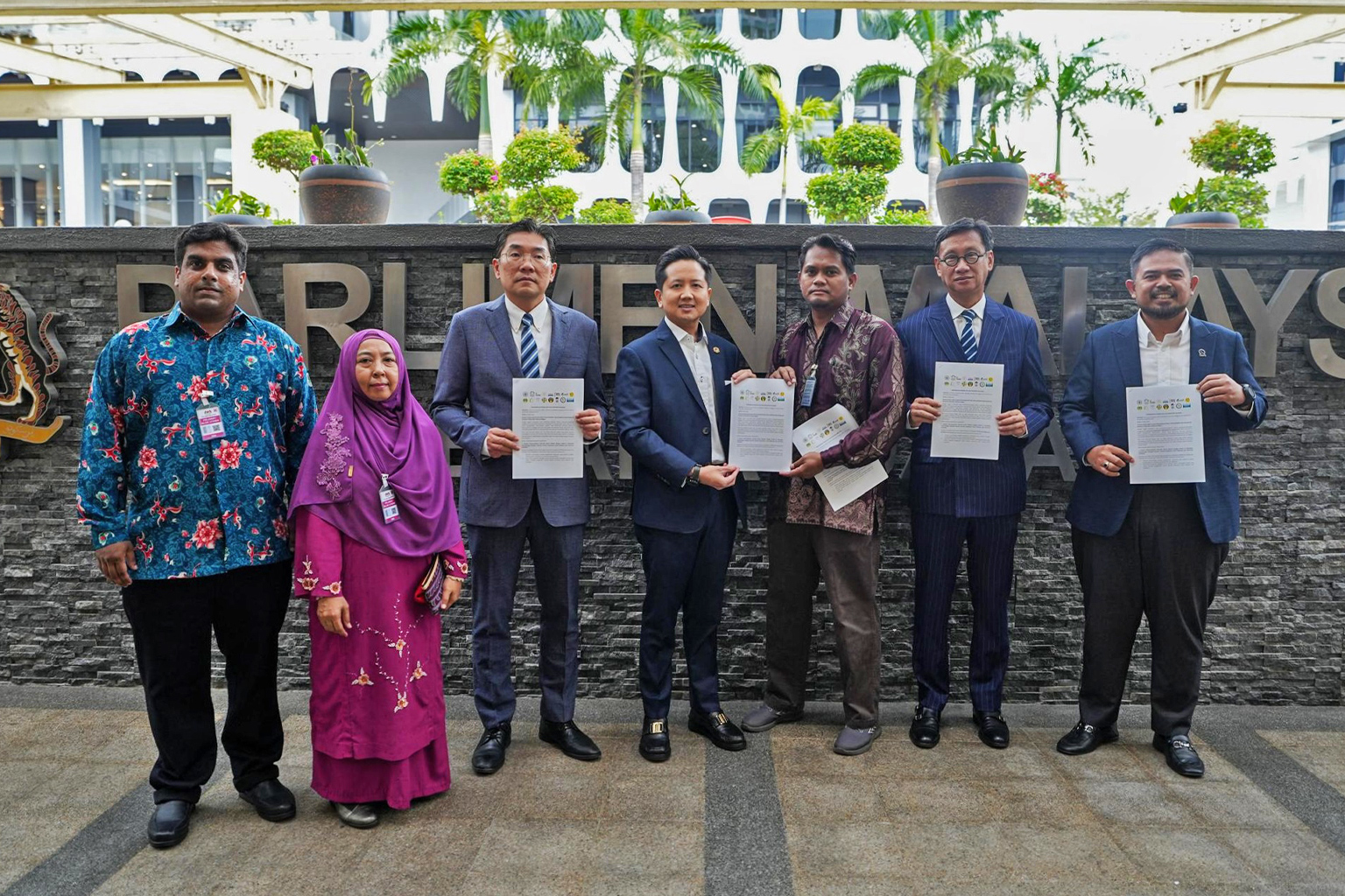 Memo handed over to Members of Parliament (government).