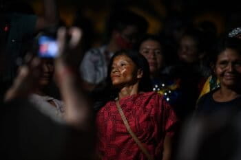 Lina Ruiz and Lita Rojas outside of the court in Ucayali after hearing the first ruling. Image by Hugo Alejos.