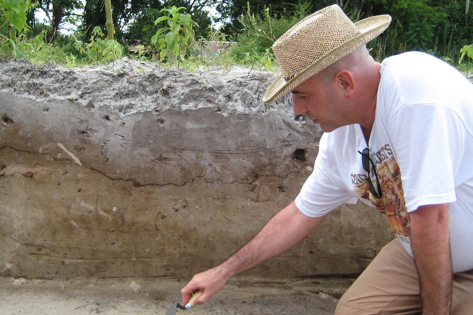 Rostain back excavating a site in French Guiana in 2008.