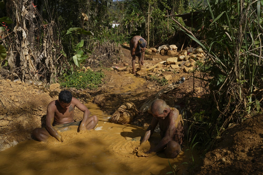 Amid Venezuela’s illegal gold heist are armed groups, gangs & elites, report says