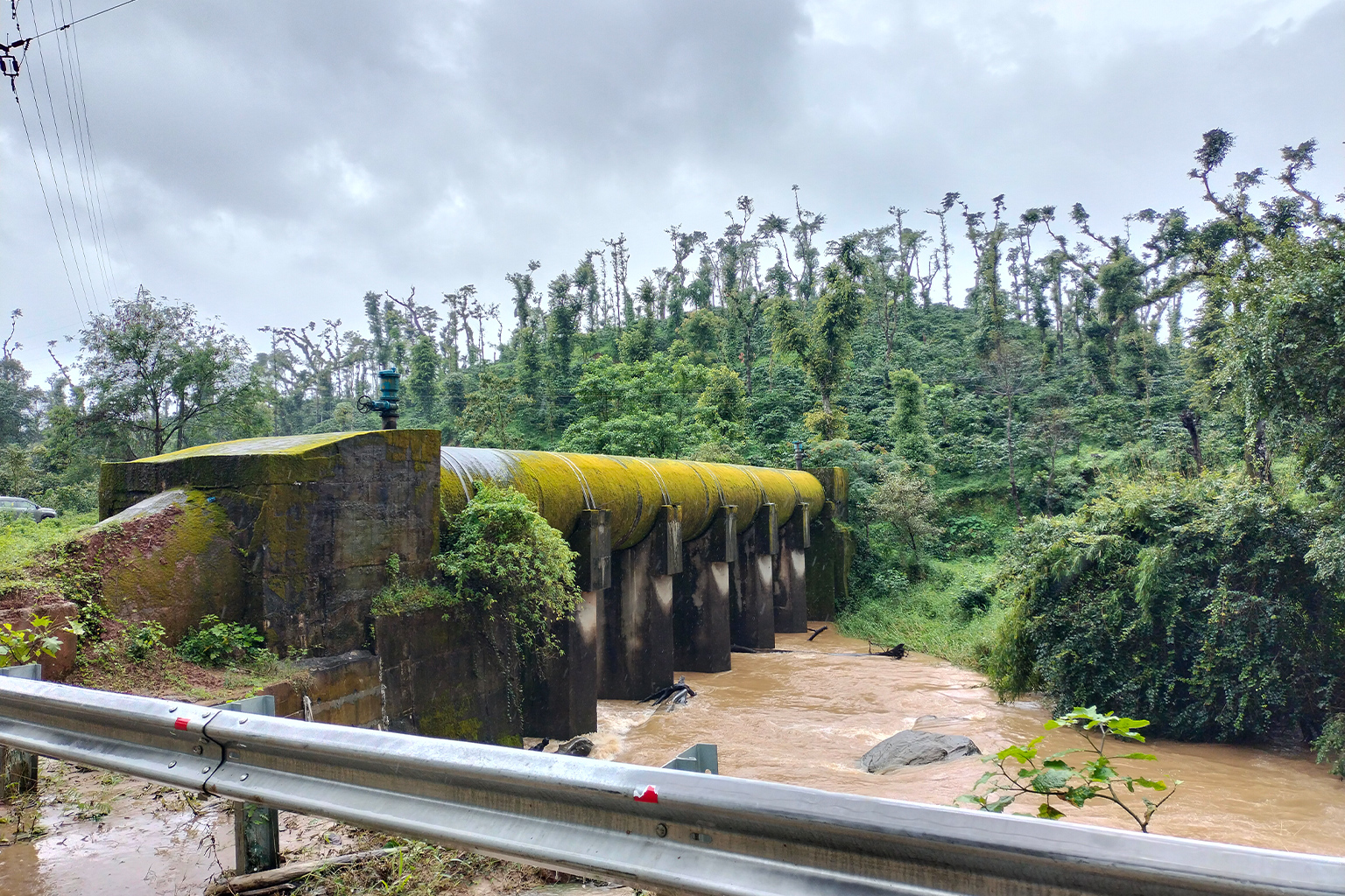 The Yettinaholè Pipeline passing through the stream Yettinahalla.
