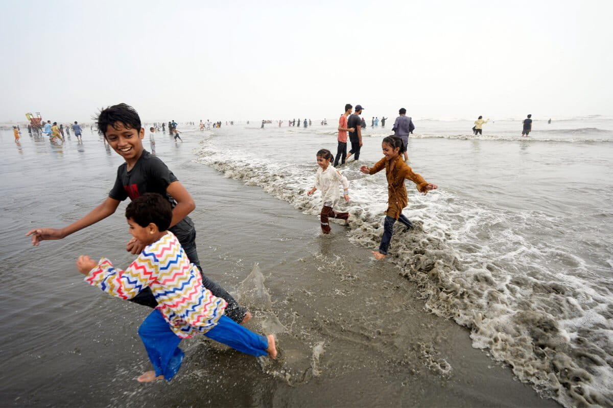 children-beach-pakistan