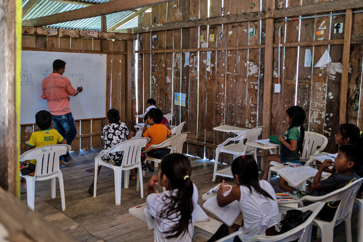 At school in Curare, children receive a primary education through local teachers, in addition to environmental education that has been incorporated into school programs following a decision by the reserve.