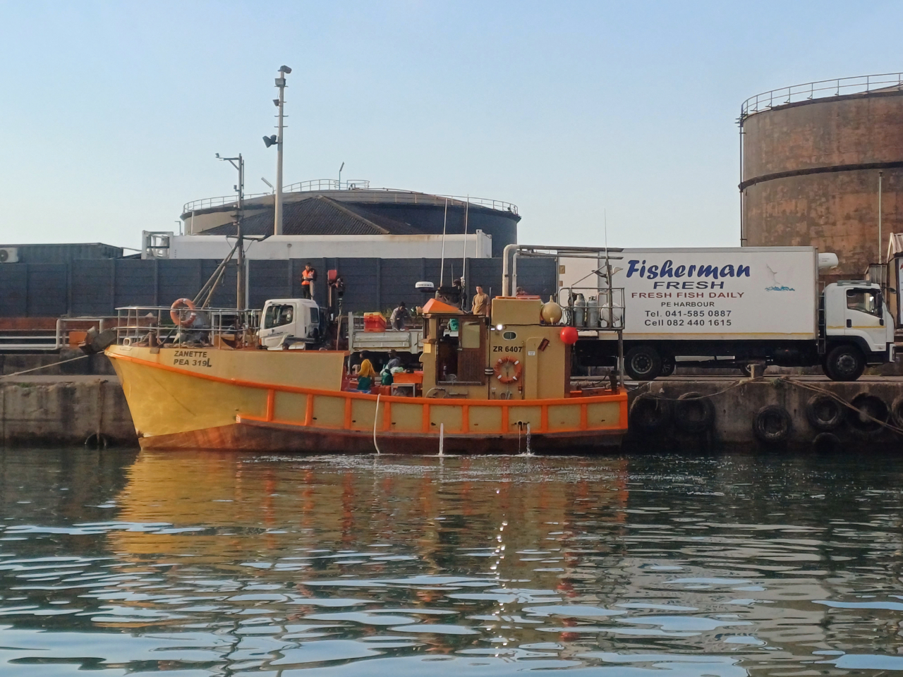 The Zanette in the Gqeberha harbour, offloading its catch into a truck belonging to the DSL permit-holder, Fisherman Fresh CC. Image courtesy of Enrico Gennari.