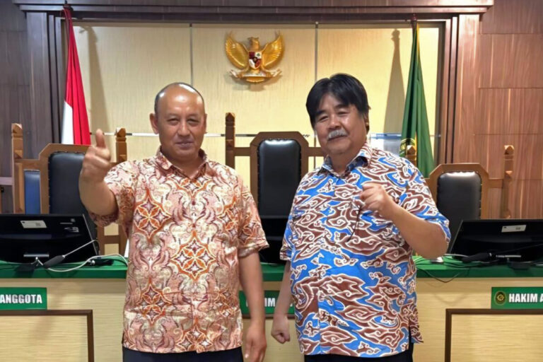 Bambang Hero Saharjo and Basuki Wasis, two environmental experts from IPB University, after the first hearing of their lawsuit against their testimony at the Cibinong District Court,