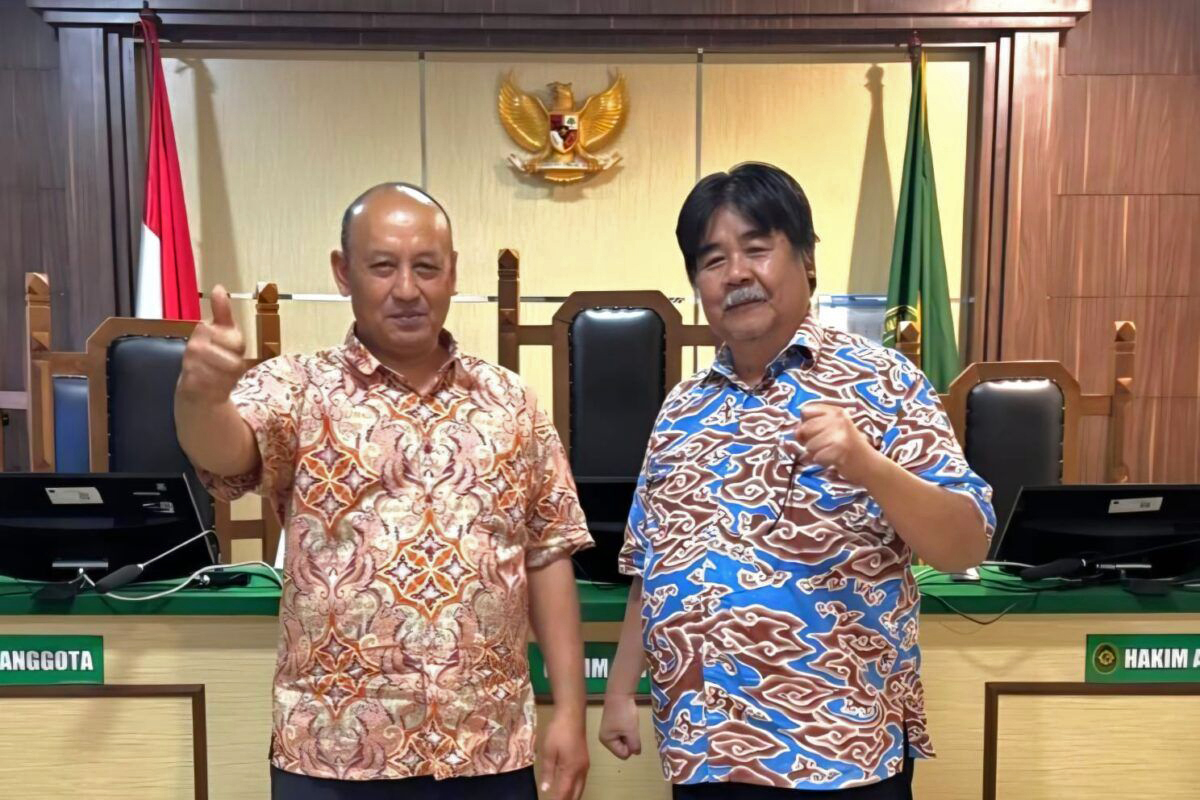 Bambang Hero Saharjo and Basuki Wasis, two environmental experts from IPB University, after the first hearing of their lawsuit against their testimony at the Cibinong District Court,