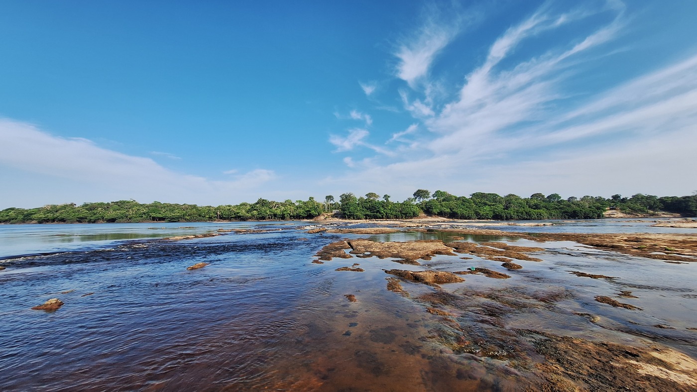 The Jaú River near the community of Cachoeira, in Jaú National Park (AM), in September 2024. Scientists found unusual temperatures above 30° Celsius (86° Fahrenheit) in the park. Image courtesy of Cássio Alencar Nunes/Agência Pública. 