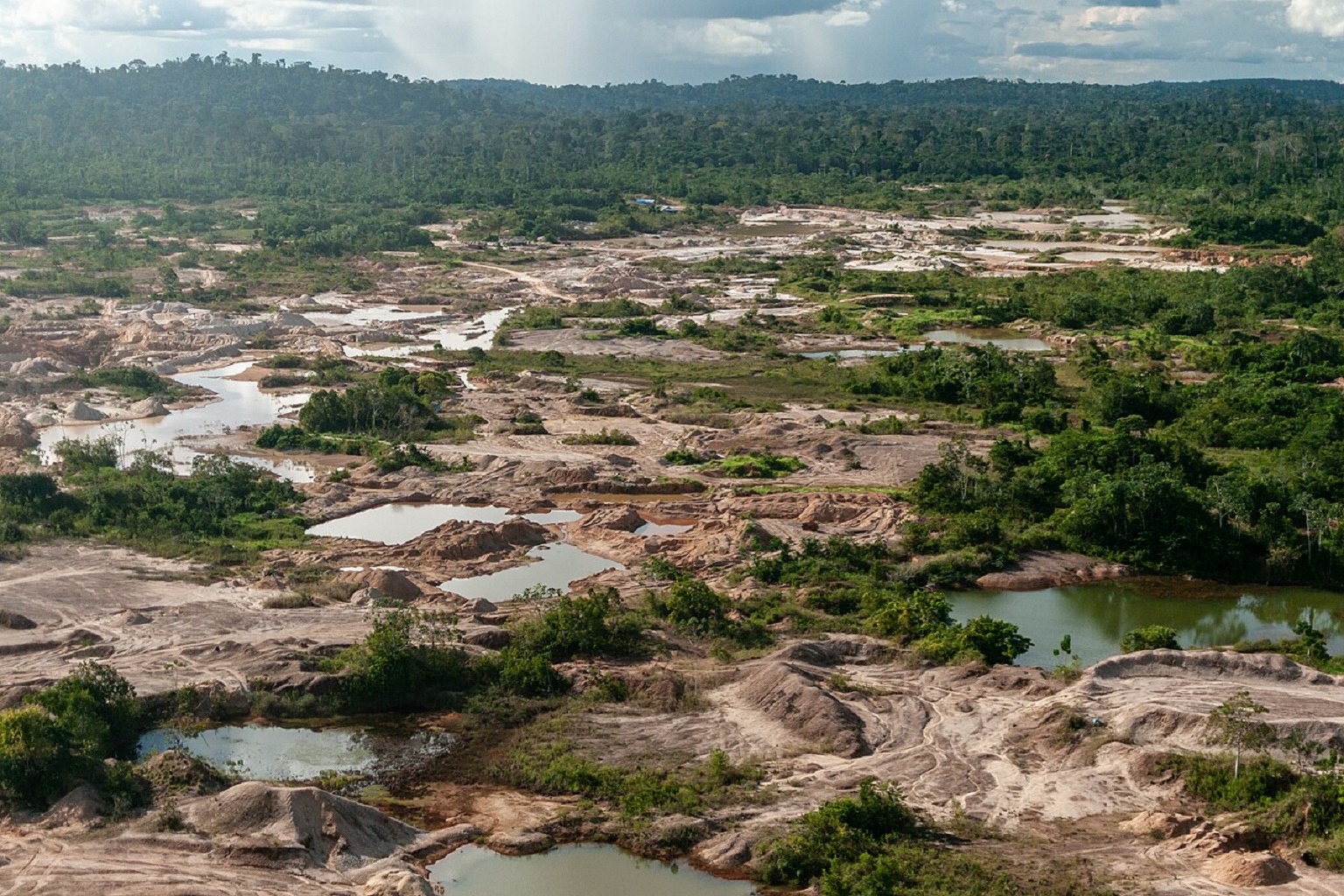 A Specialized Enforcement Group (GEF) from Brazil’s environmental agency works to stop deforestation and mining in the Tenharim do Igarapé Preto Indigenous Territory, Amazonas.