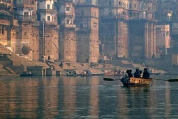 Ganga River at Varanasi ghat. Image by Babasteve via Wikimedia Commons (CC BY 2.0).