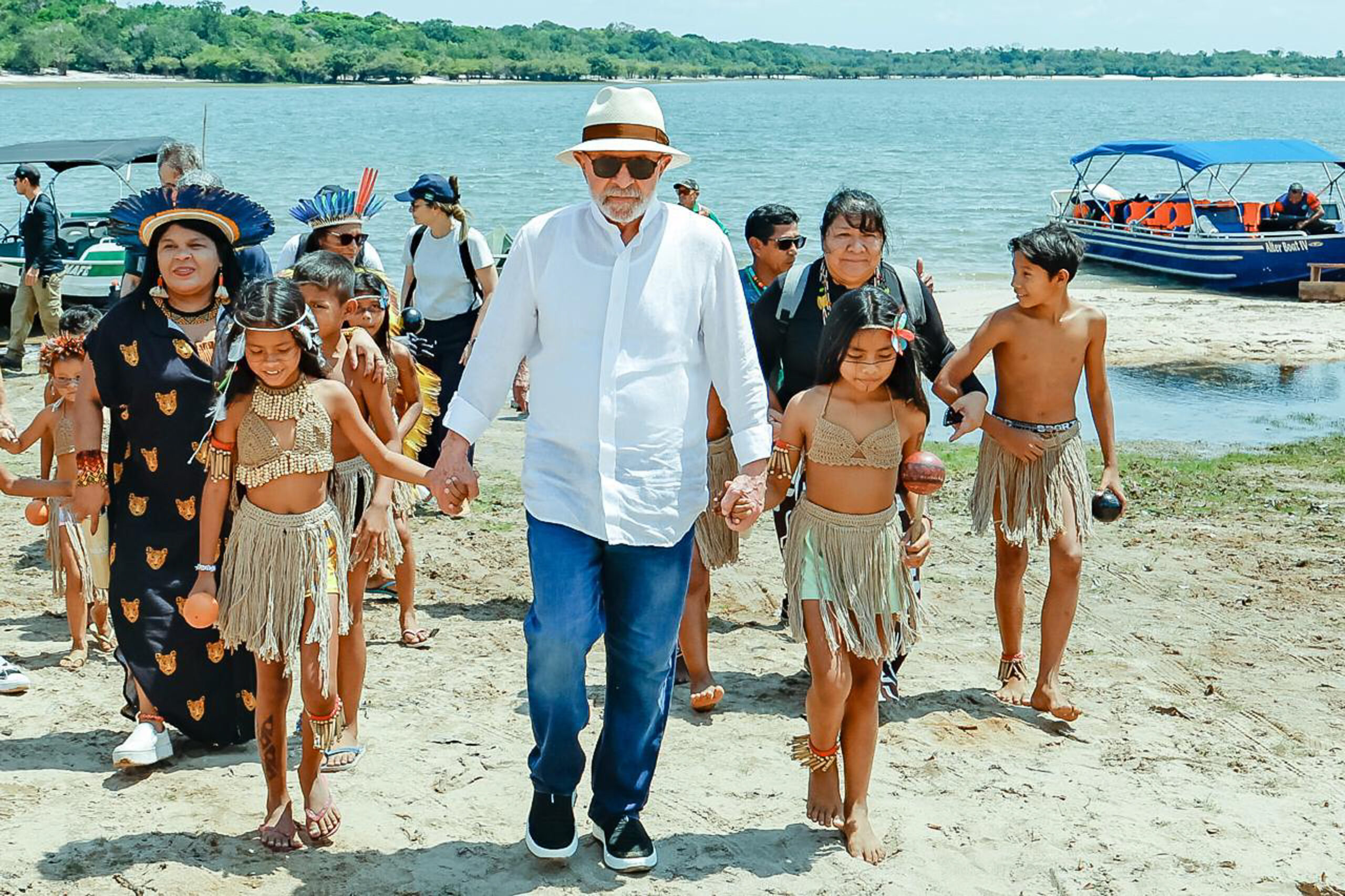 Before COP30, President Luiz Inácio Lula da Silva visited the Tapajós-Arapiuns Extractive Reserve, Pará, home to Indigenous communities affected by the waterway. Image courtesy of Ricardo Stuckert/PR.