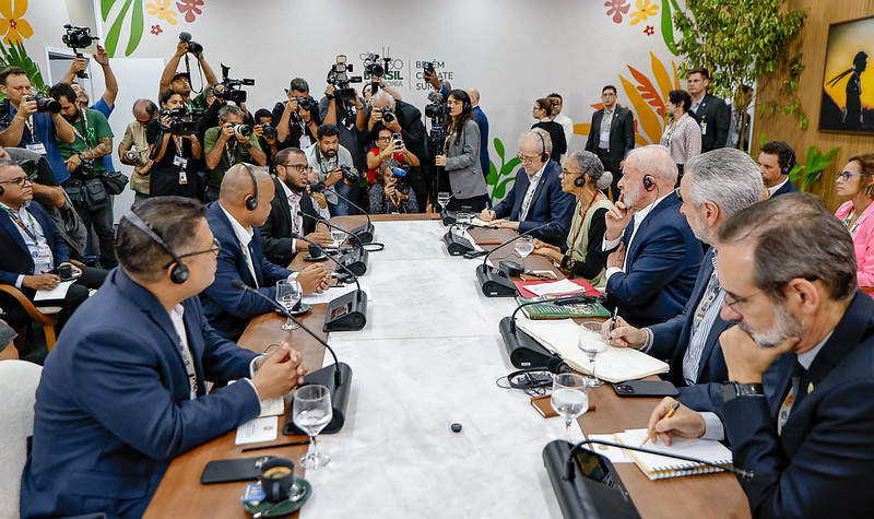 Brazil's president, Luiz Inácio Lula da Silva, during a meeting with the negotiating groups from small island states during COP30.