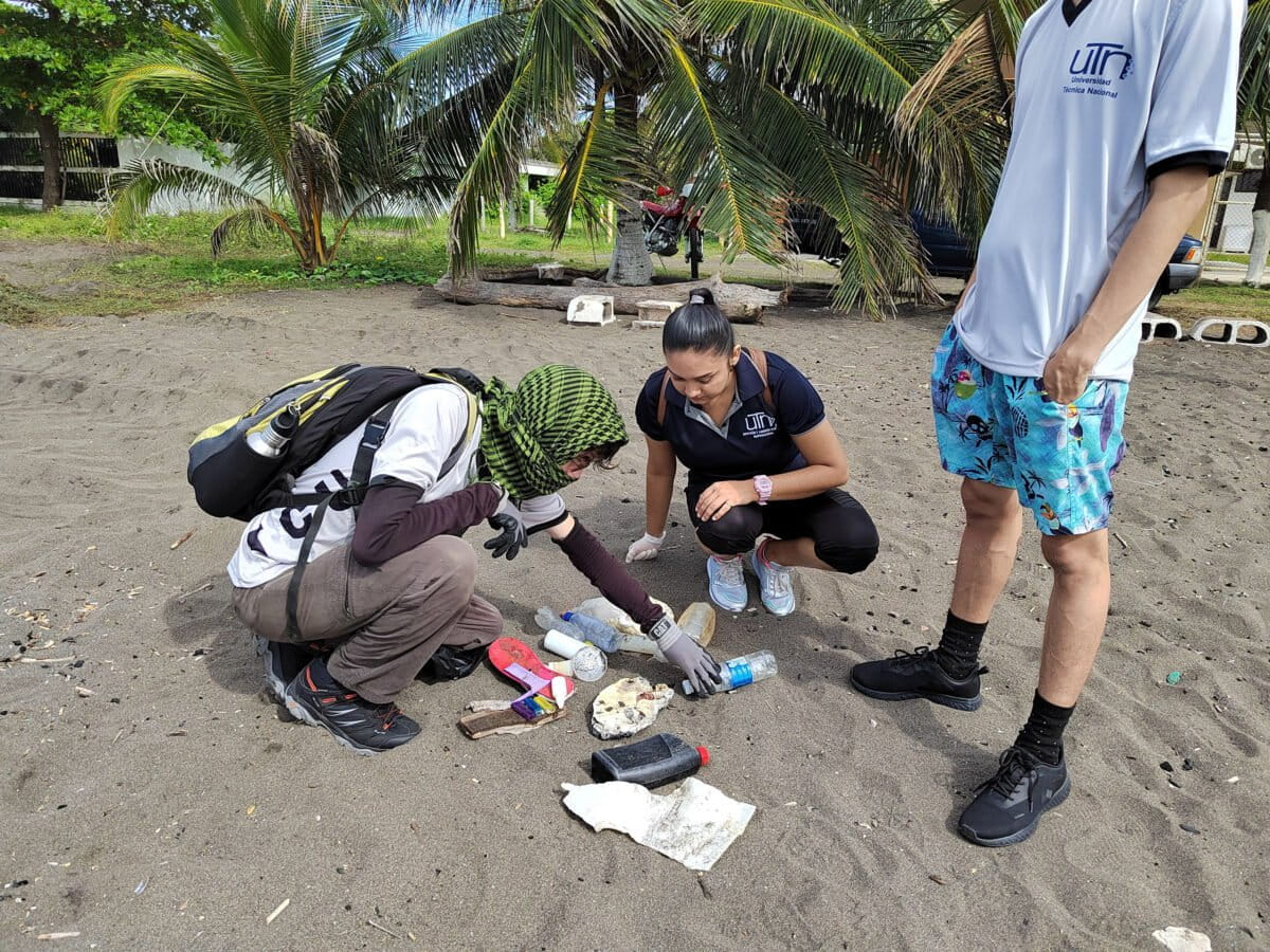 Citizen scientists in Costa Rica collecting plastic from continental beaches. Photo by Juan Manuel Muñoz-Araya.