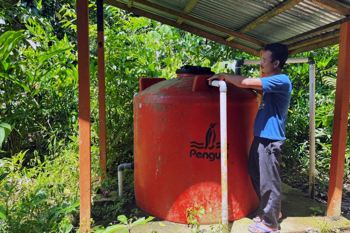 A resident of a village near the Batu Jatoh tourist attraction in Sekadau Regency checks the water tank for distribution to homes. The village was the first to achieve ODF status on December 13, 2015.