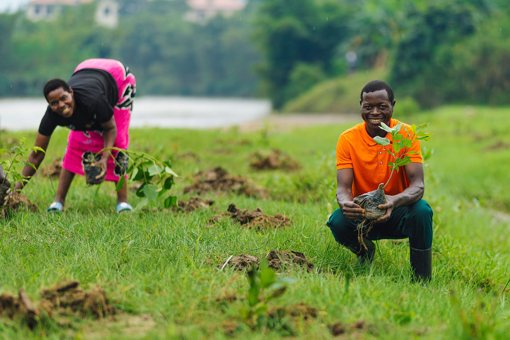 Planting trees in Rwanda's Nyabihu district. Image courtesy Serrah Galos / WRI.