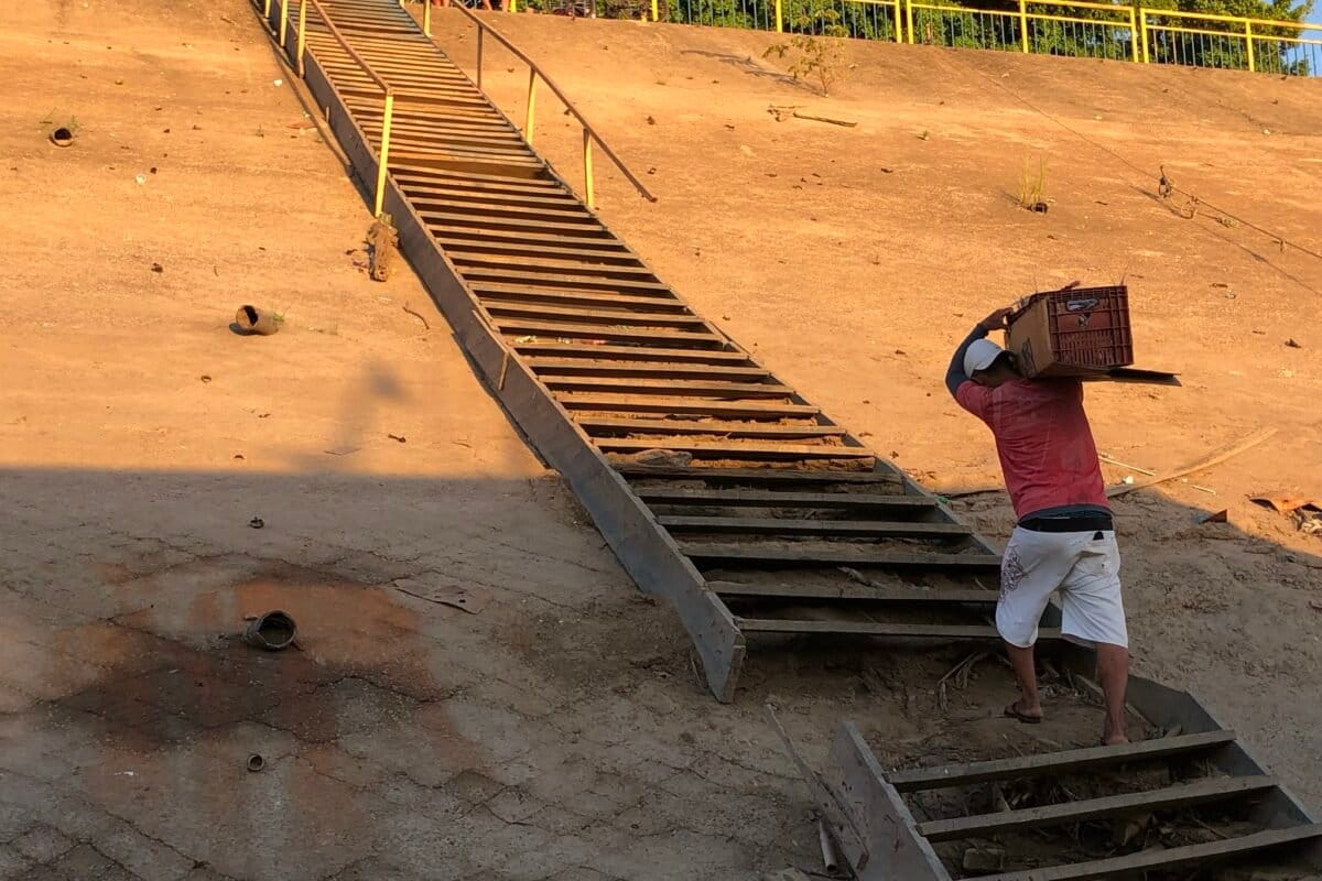 On their way back from a day of fishing, fishers shared information on where, how, when and how much they spent to catch fish as well as the amount and the species caught. Researchers present at the daily landings collect the information to quantify and identify the fish and take biometric measurements and photos of all captured fish; all data are systematized, allowing researchers to identify which fish came from which vessel. Image courtesy of Igor Hister Lourenço.