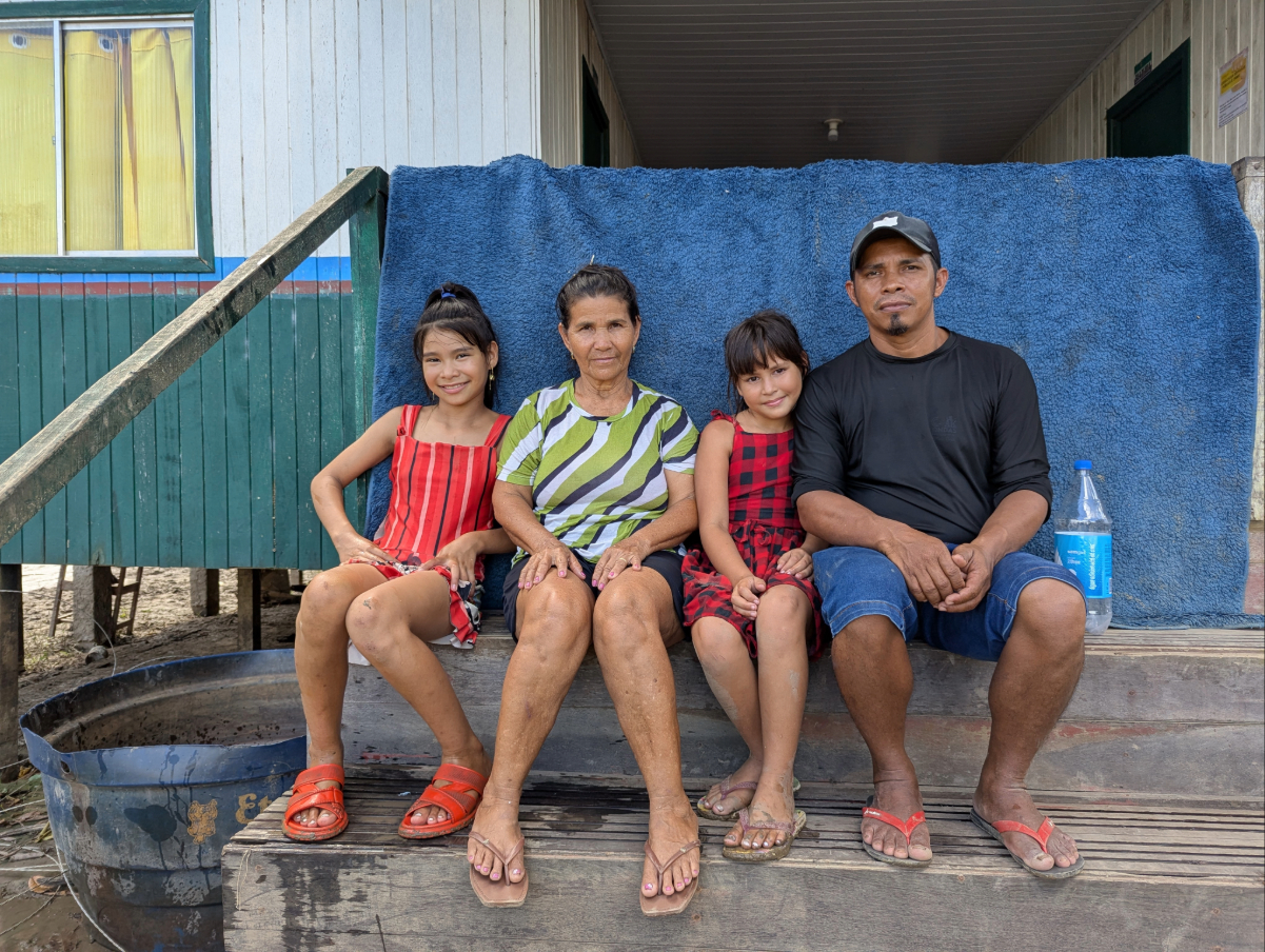 A agricultora Maria Delci Barros de Morais (segunda da esquerda, com a família) diz que os peixes eram muito abundantes em sua comunidade de Paraíso Grande, mas agora a realidade é de escassez. Foto: Karla Mendes/Mongabay.