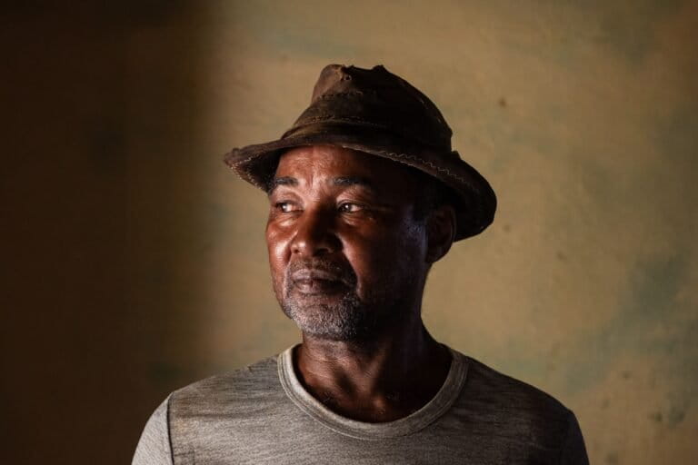 Aécio Luiz poses for a portrait at his home in the Quilombola community of Córrego Narciso. Image by Amanda Magnani.