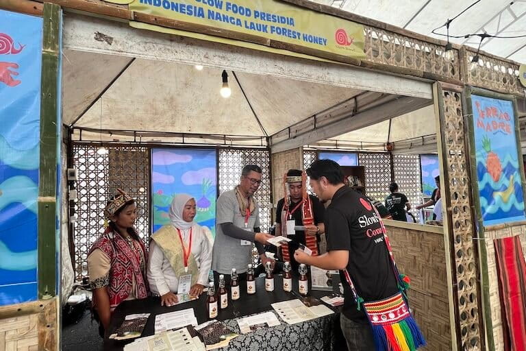 Imanul Huda (center), a Slow Food community leader from Indonesia, explains how communities in Nanga Lauk Village, West Kalimantan, sustainably harvest forest honey while protecting a community-managed forest. Keith Anthony Fabro for Mongabay.