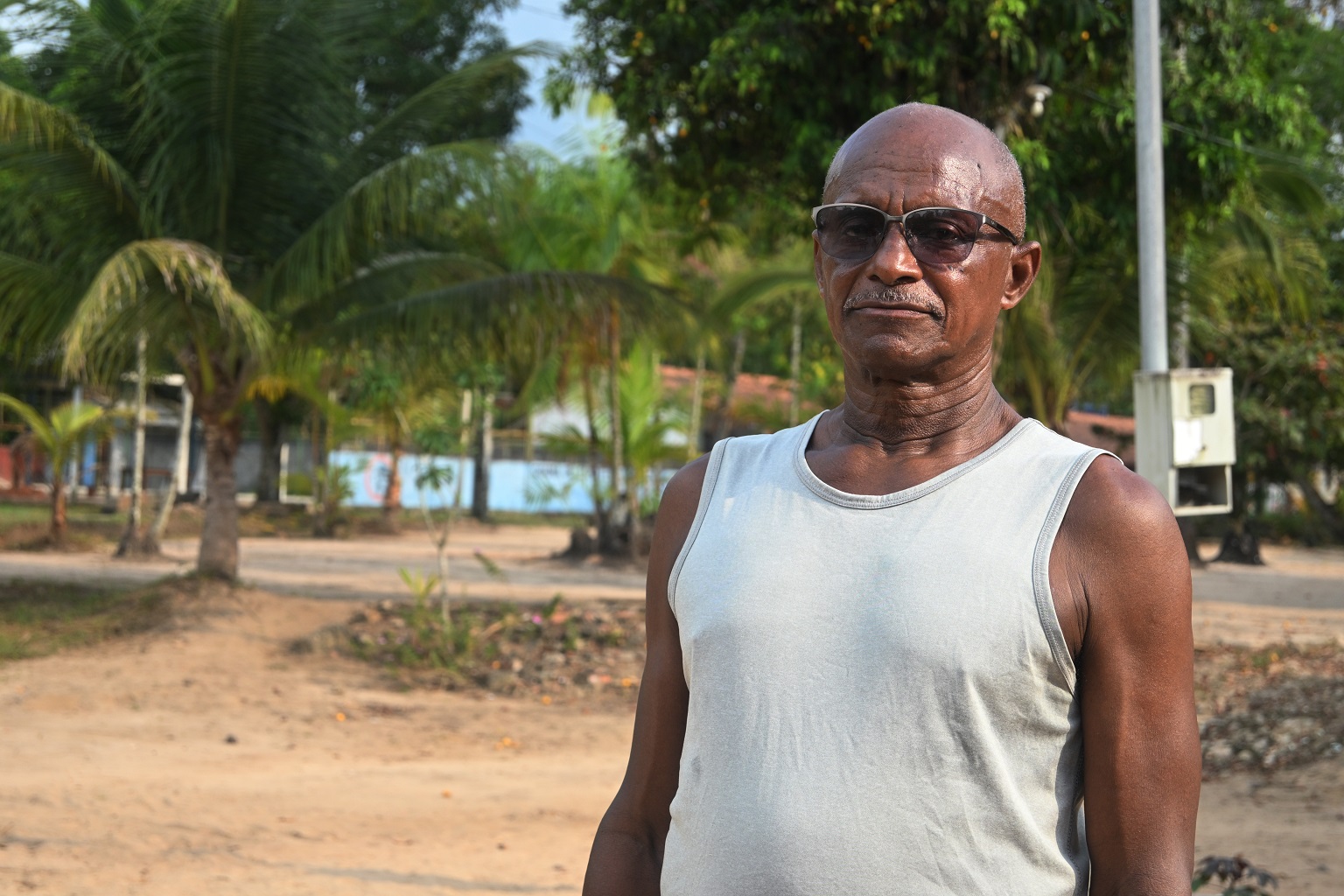 Quilombola leader José Maria Alves Monteiro asked Brazilian President Lula da Silva for farming machinery.