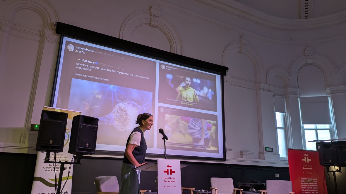 Torres presenting about the collaboration between researchers and the press at the Cervantes Institute in Manchester, U.K, in 2024. Image courtesy of Fernando Gomollón Bel.
