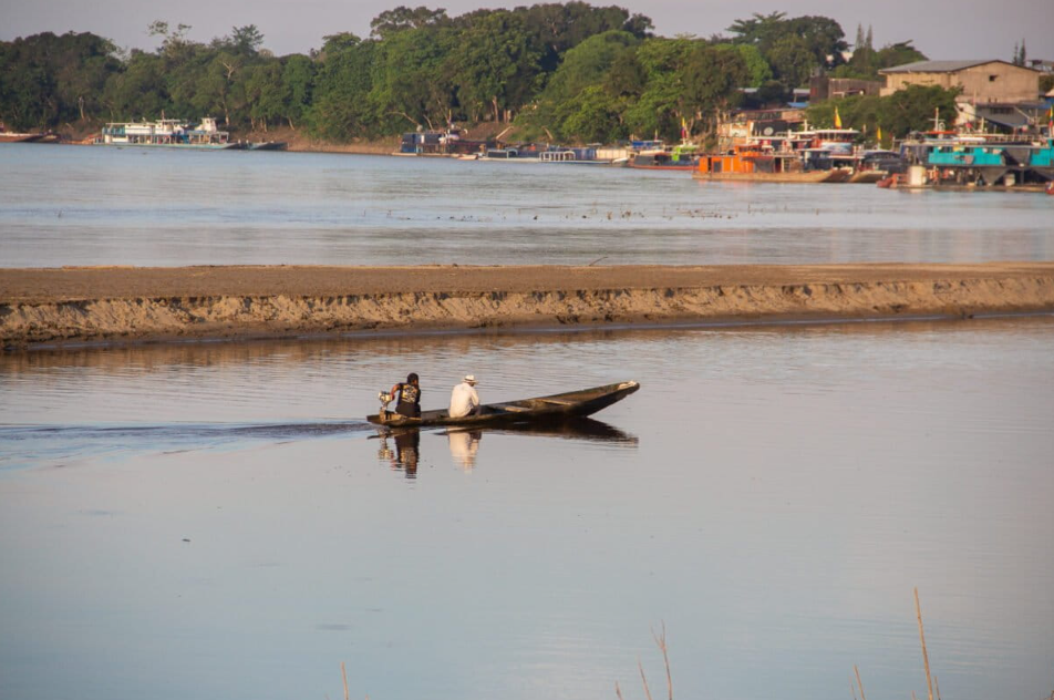 Communities steer through the Guaviare River to reach San José Guaviare, the department’s capital, after abandoning their territories due to the violence. Image by Juan Carlos Contreras.