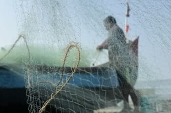 A fisher at Saude Beach in Kochi. Image by Robert Bociaga for Mongabay.