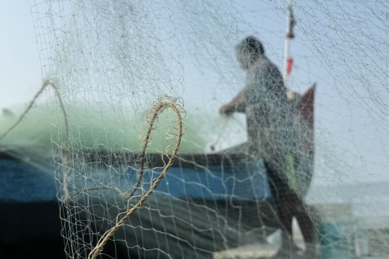 A fisher at Saude Beach in Kochi. Image by Robert Bociaga for Mongabay.