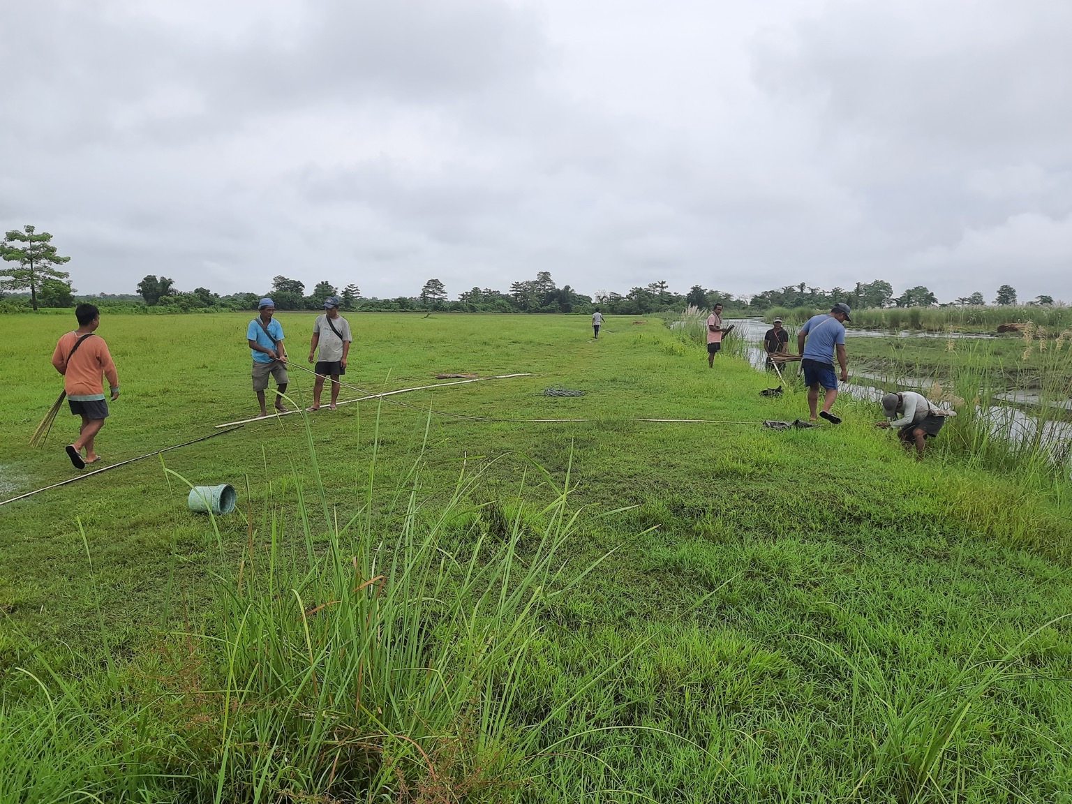 Community members prepare land for restoration. Image courtesy of Shiekh Marifatul Haq/Wildlife Trust of India.