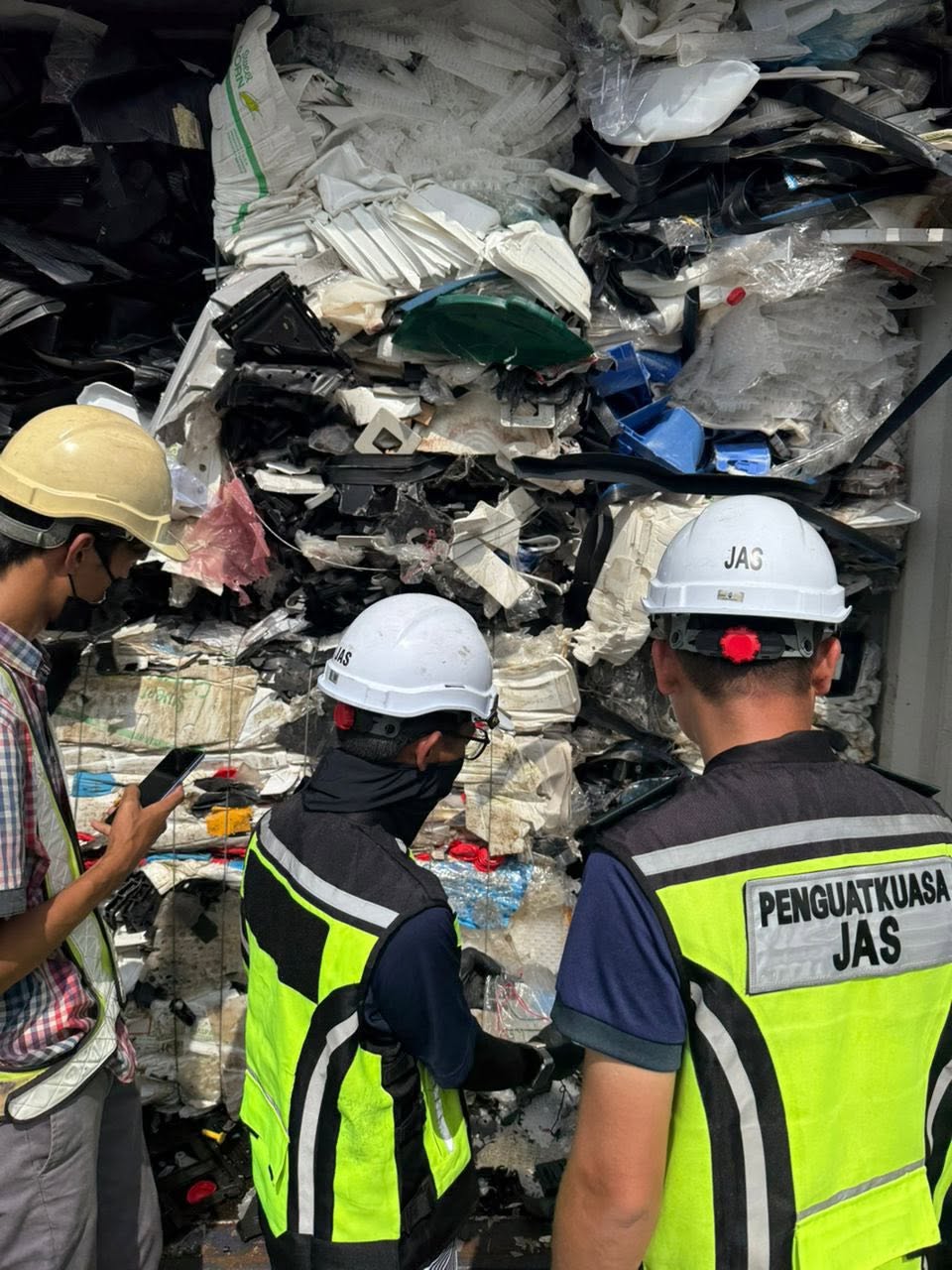 Malaysia clamps down on toxic trade with total e-waste import ban