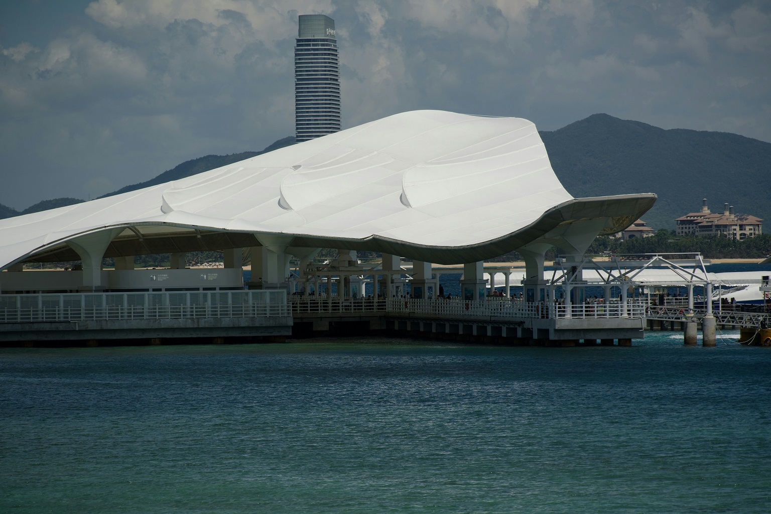 The tourist center of Wuzhizhou Island in Sanya, China, with its cooling white reflective roof. Painting roofs and other artificial surfaces in light reflective colors is one of the cheaper and immediate urban cooling methods.