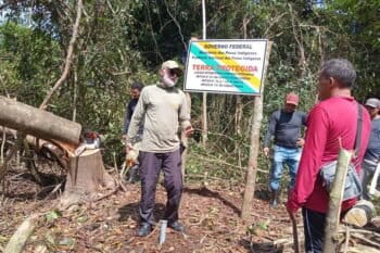 The first sign demarcating the Rio Pardo Kawahiva Indigenous Territory. Image courtesy of FUNAI.