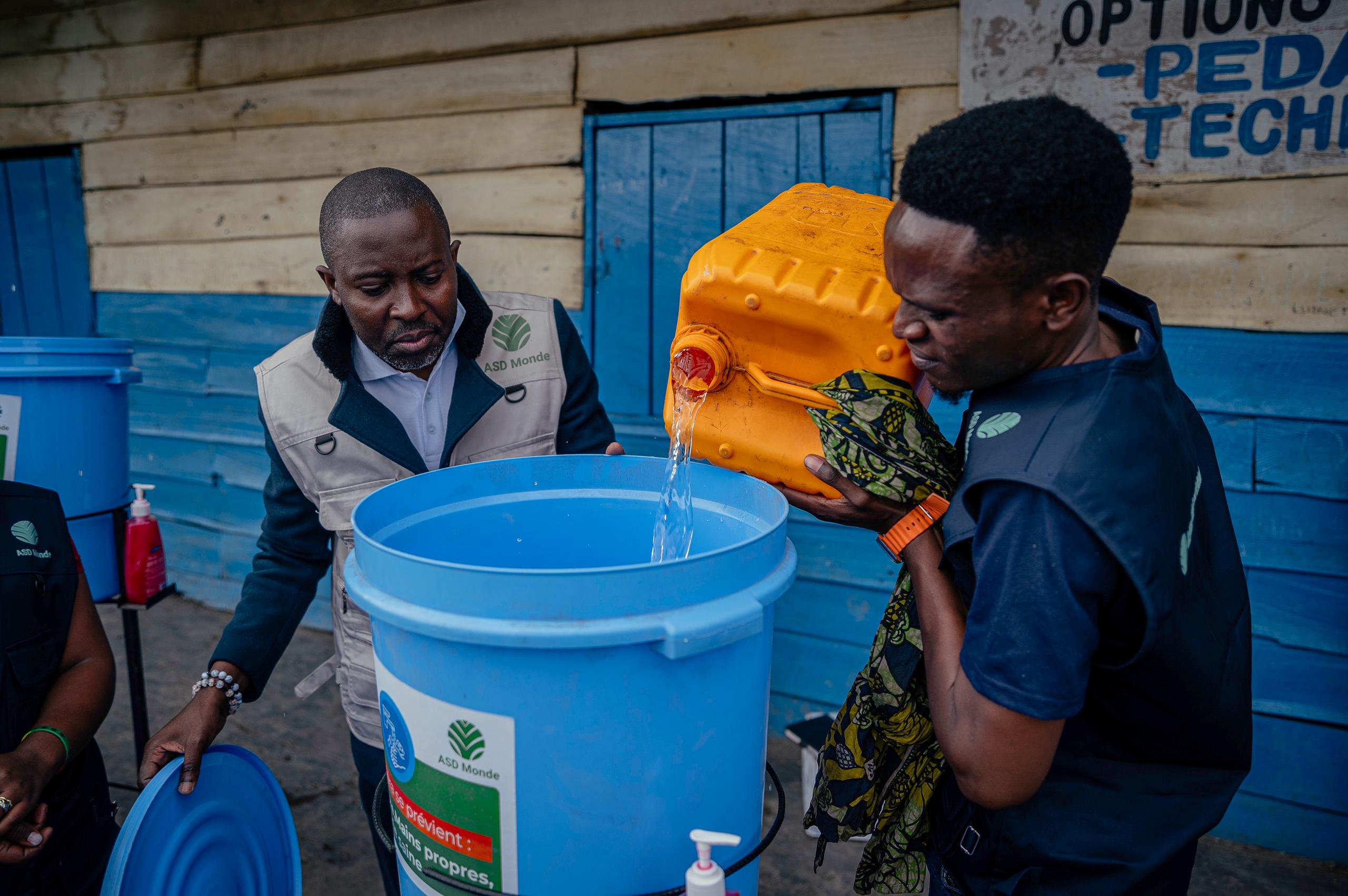 The nonprofit ASD Monde is providing handwashing kits to schools in Nyiragongo territory, North Kivu province, in the eastern DRC. Image courtesy of ASD Monde.