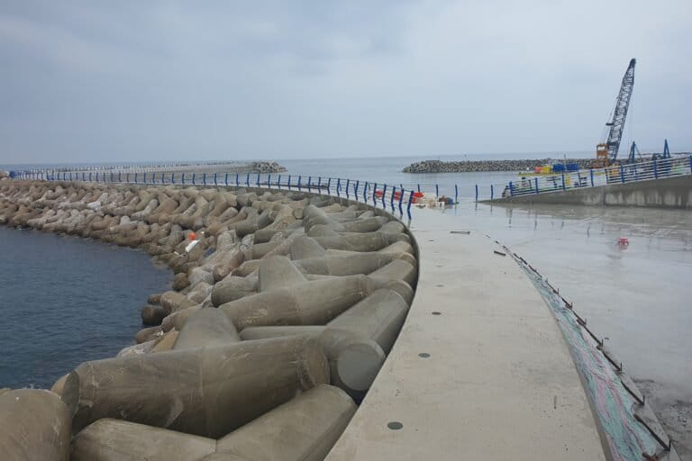 The expanded breakwaters, jutting into the waters off Guman-ri and Daebo-ri, appear almost complete on Aug. 16, 2026. Image by Andrew Jeong for Mongabay.