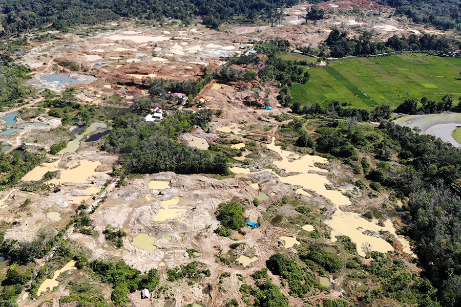 An illegal gold mine in Nagan Raya that has a widespread impact on environmental sustainability.