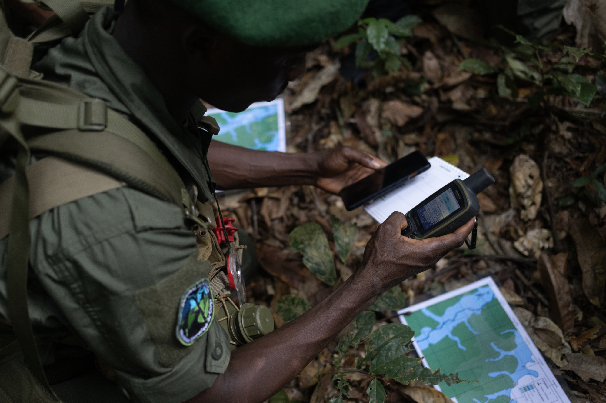 Through the Basic Field Ranger program, eco-guards are trained to rigorously collect and record data during patrols. A trainee on an immersion patrol practices using GPS and EarthRanger–SMART (SERCA) tools. Image by Alice Péretié.