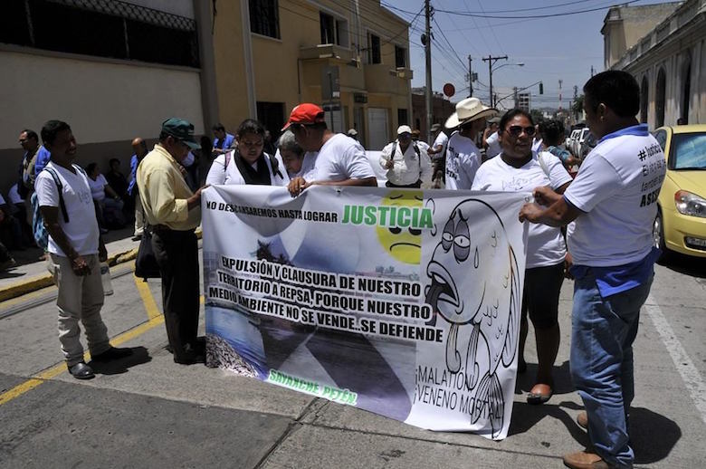 Sayaxché community residents have staged rallies, marches, and road blockades to protest the ecological disaster and the REPSA oil palm company suspected of being responsible for it. "We Will Not Rest Until We Achieve JUSTICE," reads a banner at a rally in June. Photo courtesy of El Informante Petenero.