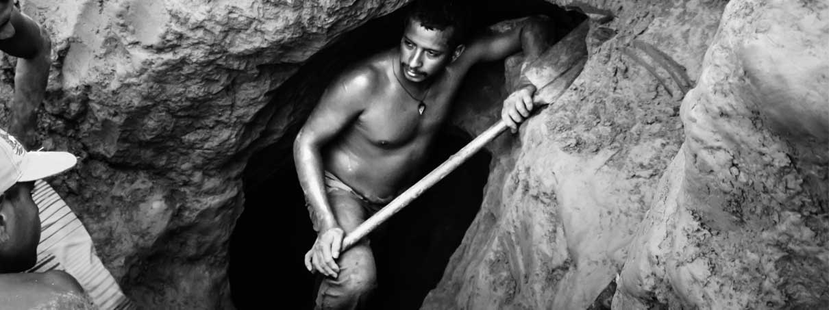 Mineros abren un nuevo túnel en una mina ilegal en las cercanías de Tumeremo, en el estado de Bolívar