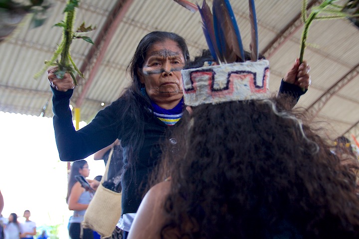 Las mujeres comenzaron las celebraciones del día con una limpieza tradicional. Foto: Kimberley Brown.