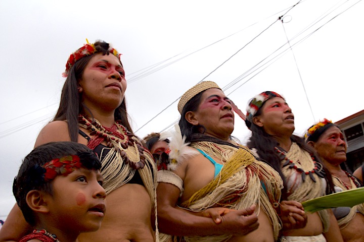 Las mujeres de la comunidad amazónica Waorani marchan por las calles de Puyo en el Día Internacional de la Mujer. Foto: Kimberley Brown.