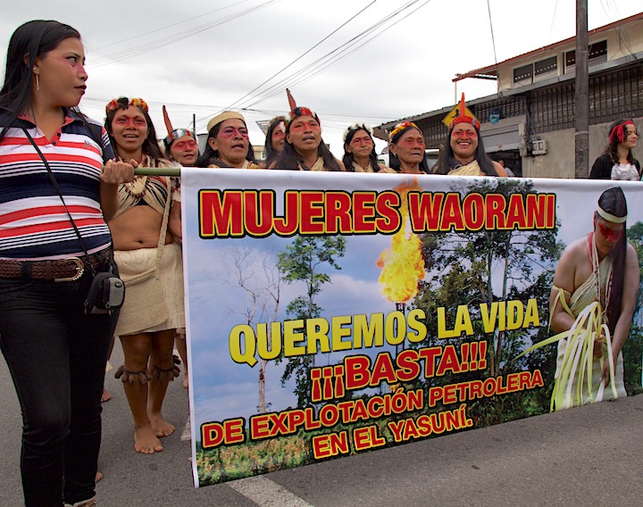 Las mujeres de la comunidad amazónica Waorani protestan contra el extractivismo en sus territorios. Foto: Kimberley Brown.